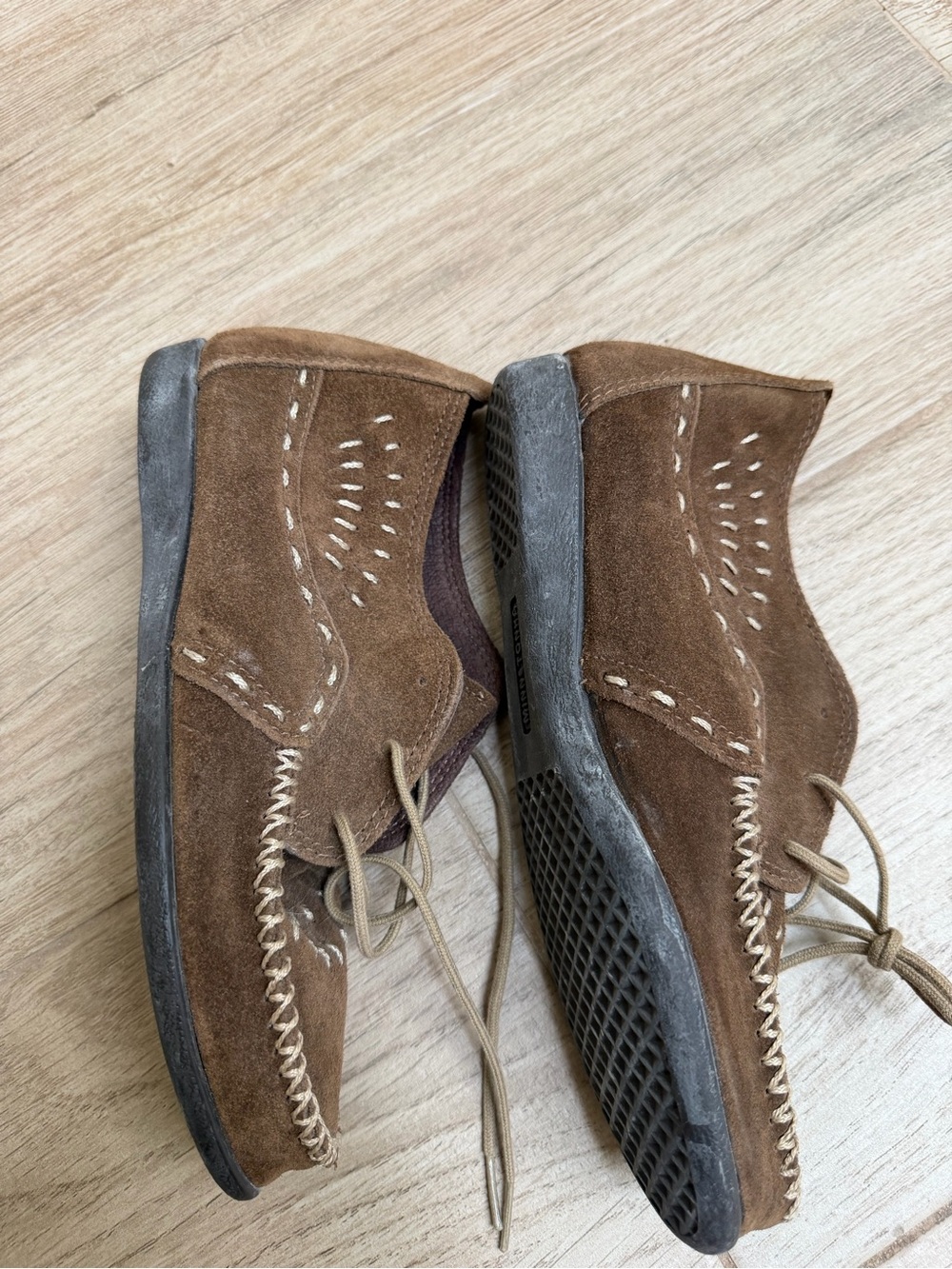 NEW Minnetonka Brown Suede Moccasin Ankle Shoes with Contrast Stitching